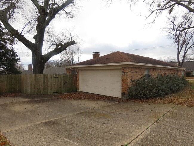 Photo - Expansive 3/2 Home in Tyler w/Additional Den and Living Room!
