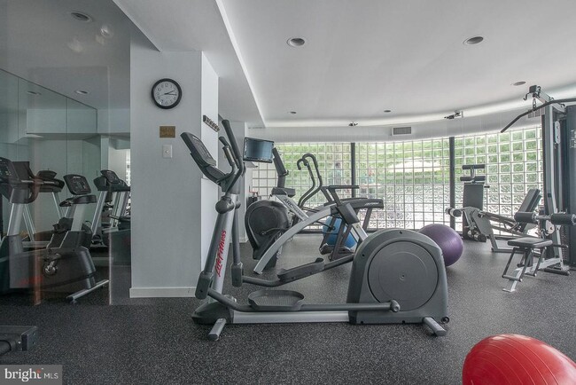 Building Photo - 1740 Oakwood Terrace Unit 14-E