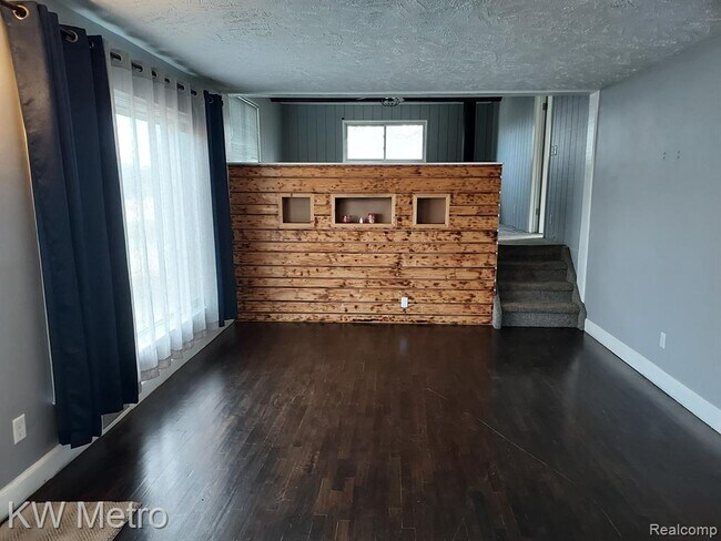 Photo - 57103 Grand River Ave