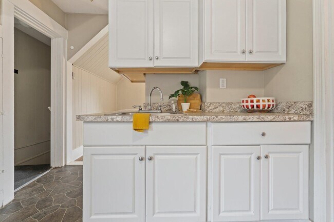 Photo - 337 Milford St Unit Floor 2