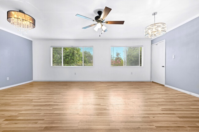 Building Photo - 12801 Moorpark St Unit 308 Rental