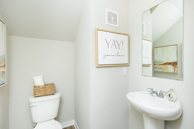Medio baño en el primer piso - Esta casa no está amueblada - 4306 NE 13th St