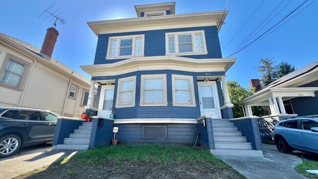 Building Photo - Well-maintained, Charming Victorian-style ...