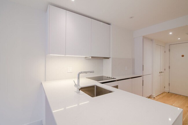 Building Photo - 3495 Rue de la Montagne Unit 103