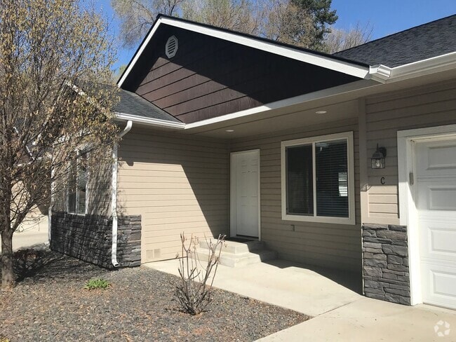 Building Photo - 312 triplex Unit D Rental