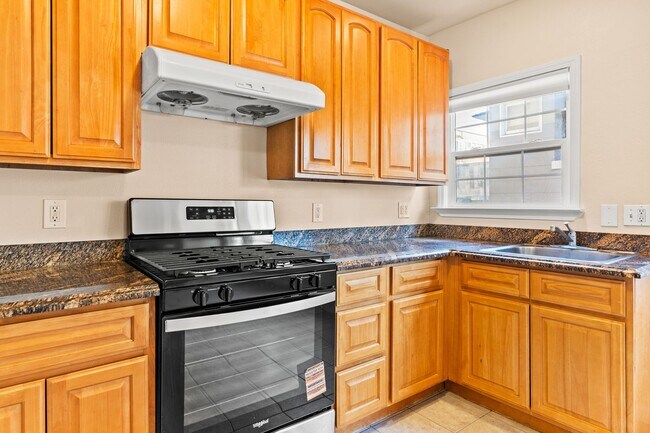 Photo - Bright Mosswood Studio Near BART and Kaiser Unit 518-B