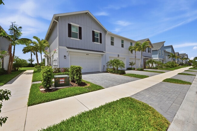 Building Photo - 4910 Longwood Lake Sq