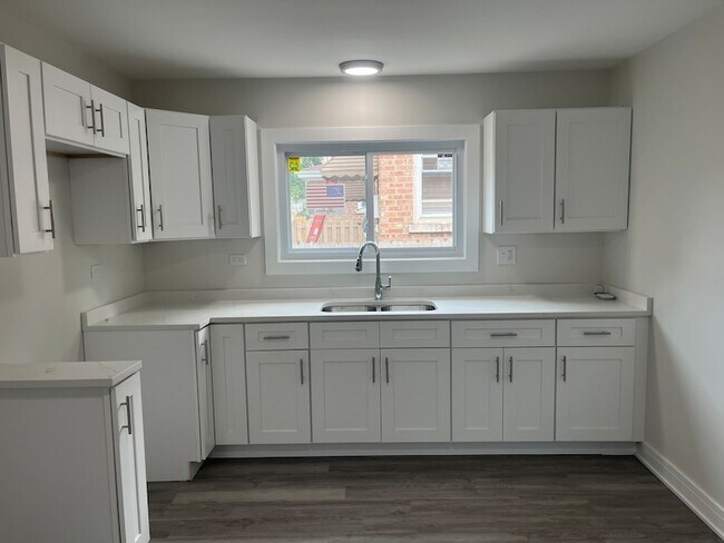 Photo - 13709 S School St