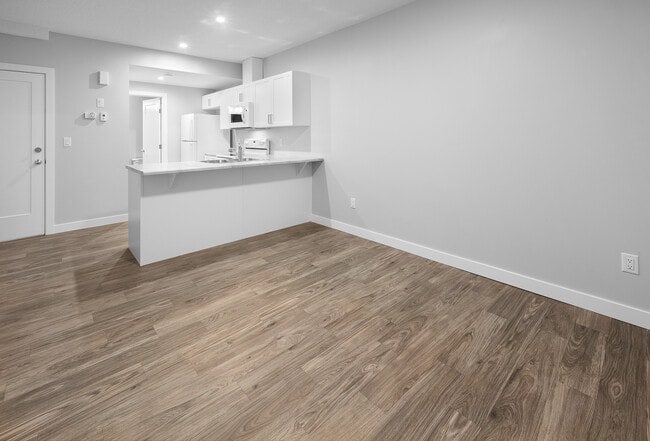 Photo - 1360 Erker Cres NW