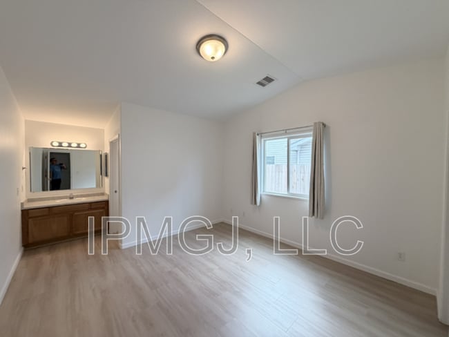 Photo - 484 Ridge Ln