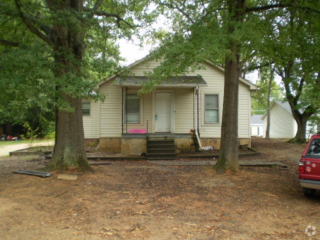 Building Photo - 909 Skyland St Rental