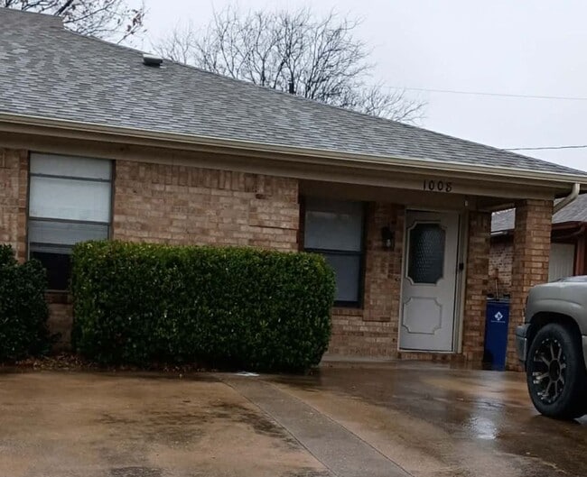Building Photo - Well Maintained 2BR 2BA Duplex w/ Eat-In Kitchen • Fenced Yard in Heart of Burleson