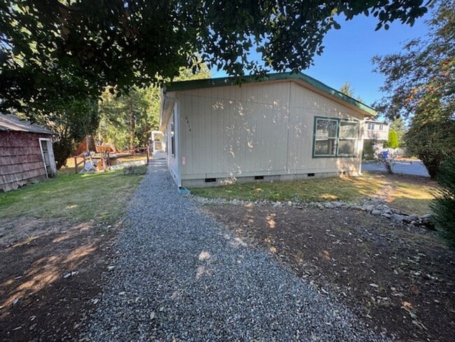 Building Photo - Remodeled Home on 1/2 Acre