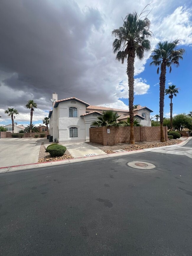 Building Photo - 3 bedrom 2.5 bath Gated Community Townhome with community  Pool, Spa & Private Garage