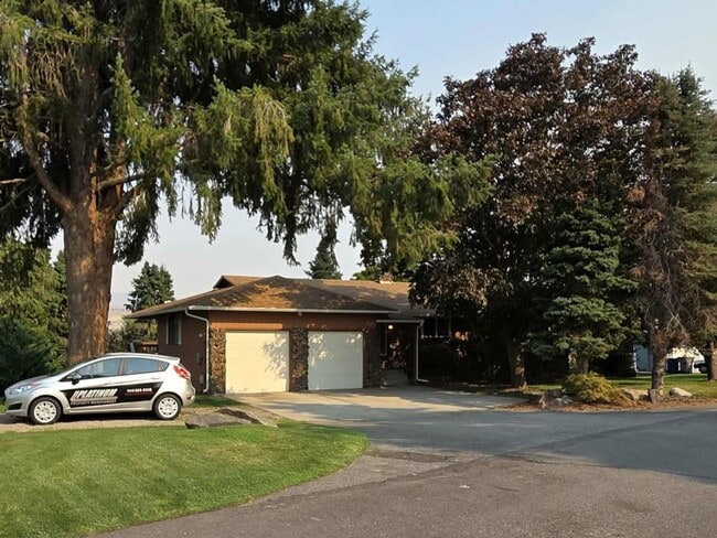 Photo - Stunning 4 Bedroom, 3 Bathroom Home, with ...
