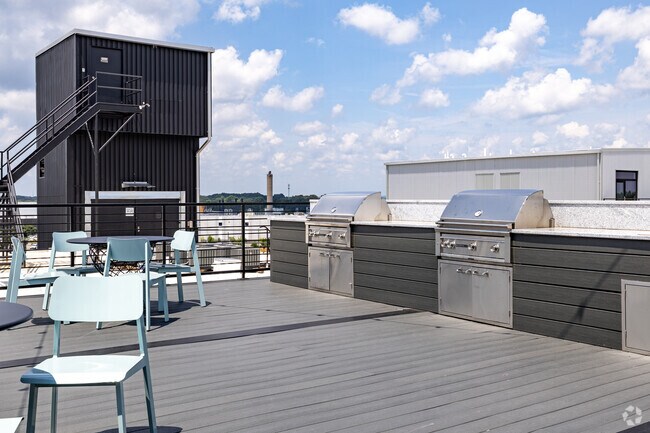 Rooftop Deck with 2 Grilling Stations