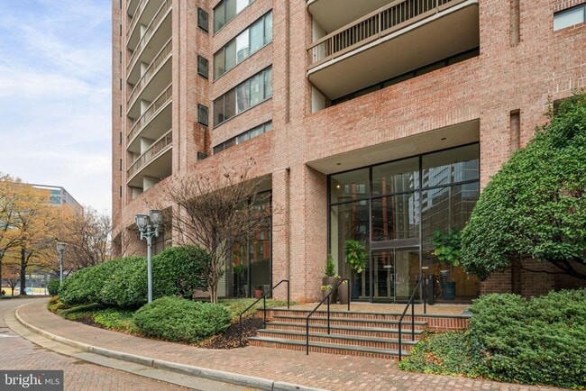 Building Photo - 1805 Crystal Dr Unit 1109S