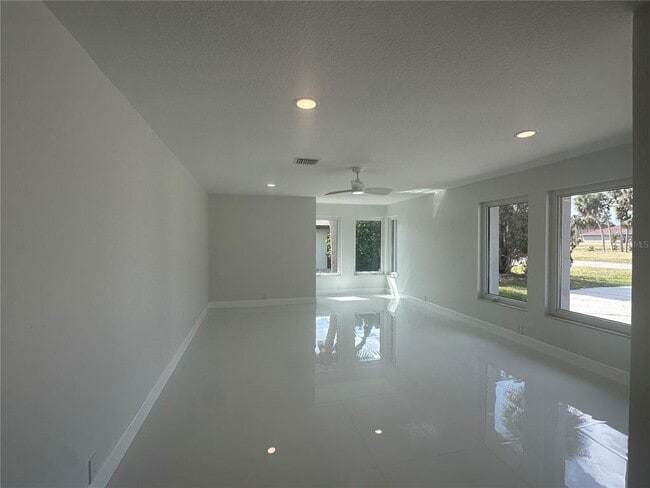 Photo - 230 Annapolis Ln