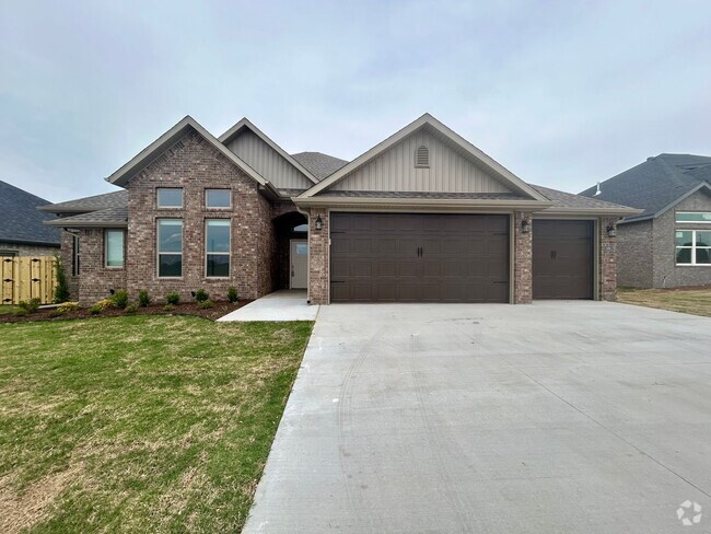 Building Photo - Beautiful Home in Pea Ridge, 3 Car Garage ...