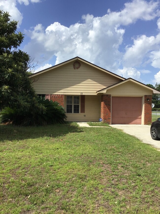 Building Photo - 13 Shayna Dr