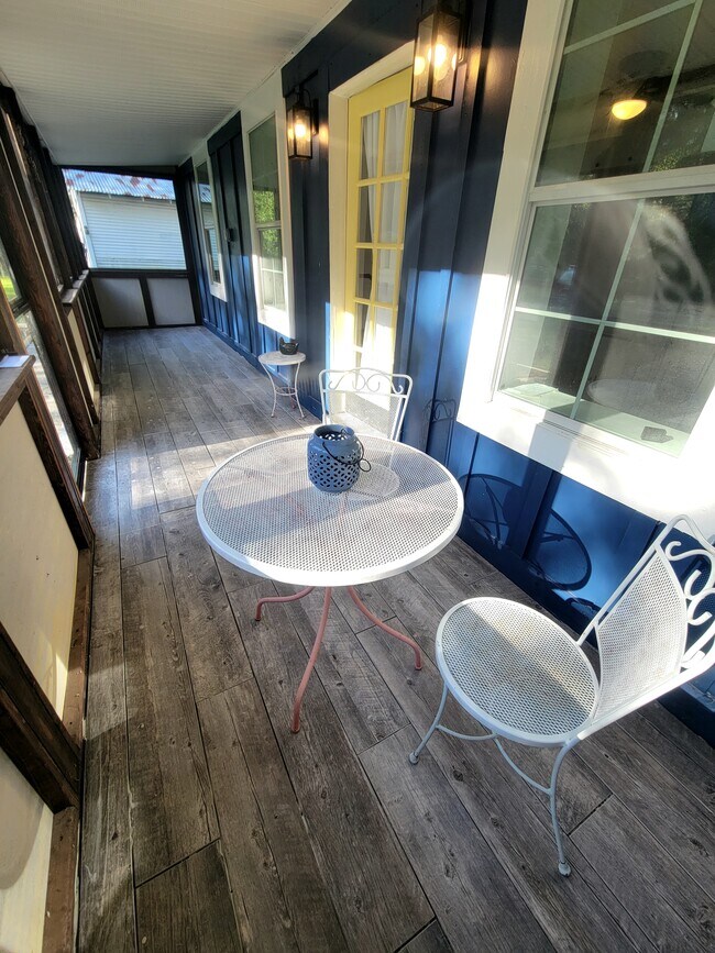 Fully screened front porch - 71364 Saint Charles St Unit A-Main home
