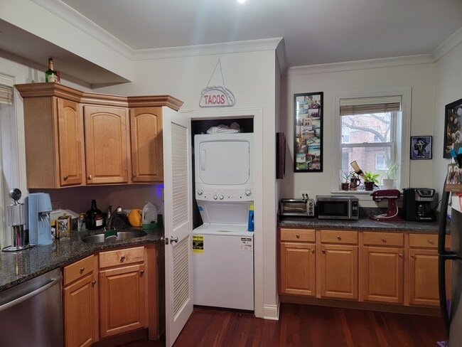 7627 N Greenview Ave Unit 2E