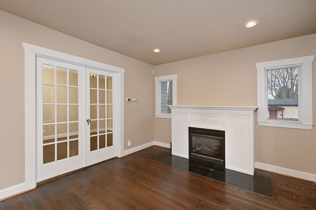 Photo - 758 N 66th St