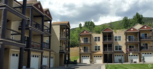 Building Photo - 2 Bedroom Condo in West Glenwood