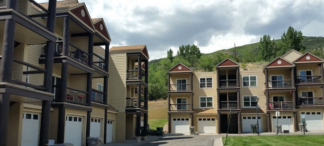 2 Bedroom Condo in West Glenwood - 2 Bedroom Condo in West Glenwood