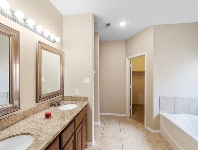 Photo - 111 Harbour Town Cir