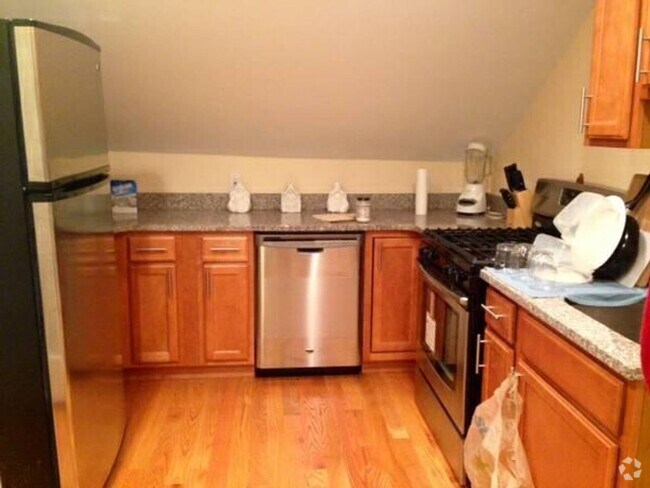 Building Photo - Avl NOW - Updated, spacious Studio near Br... Rental