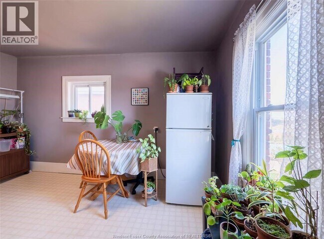 Photo - 1064 Monmouth Rd