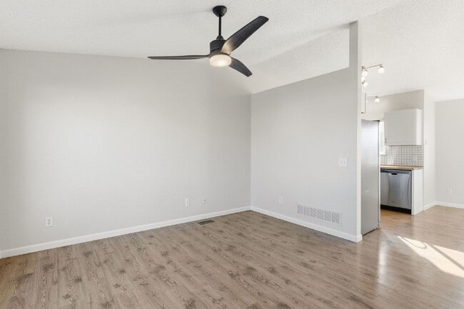 Photo - 926 Daffodil St