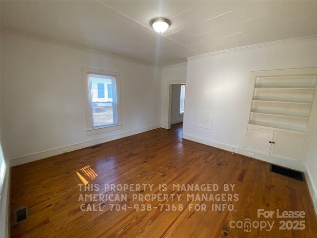 Photo - 605 E 10th St