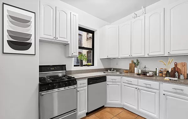 Photo - 32 E 38th St