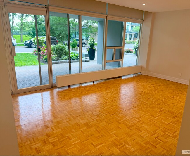 Photo - RENOVATED Bachelor with 1 Bath in PRIME ETOBICOKE - Royal York Gardens Unité BACH