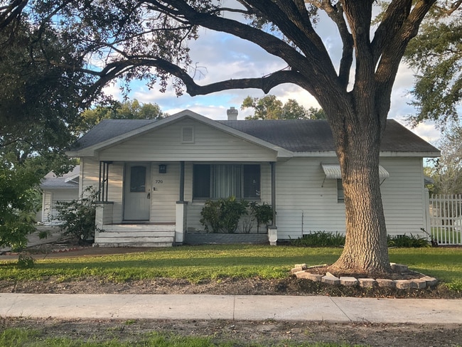Building Photo - Single-Family Home | 3 Bedrooms | 2 Bathro...