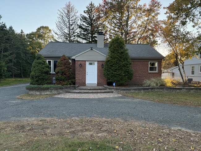 Single family home abutting The Crossings Park - 594 Albany Shaker Rd Casa