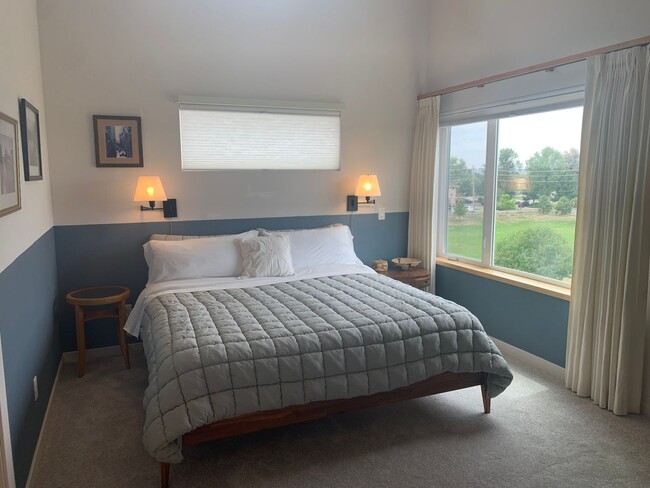 Photo - Top Floor End Unit in Louisville! Unidad 304