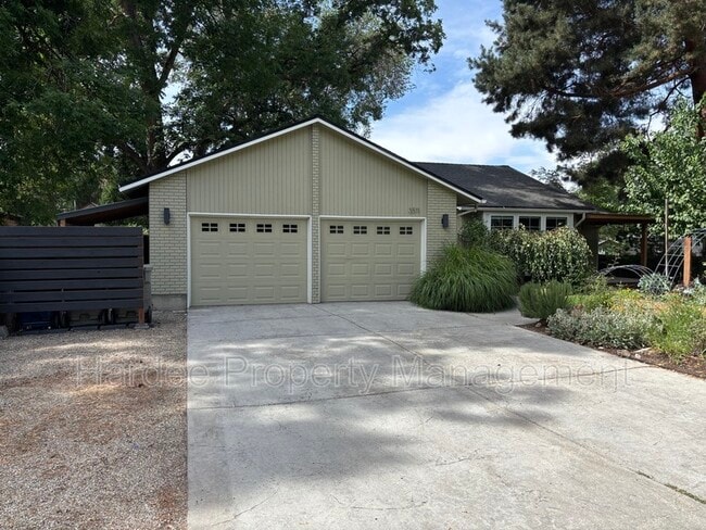 3511 N Barberry Dr