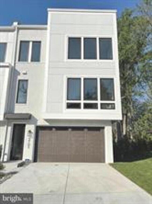 Building Photo - LUXURY END UNIT TOWNHOUSE IN CHEVY CHASE