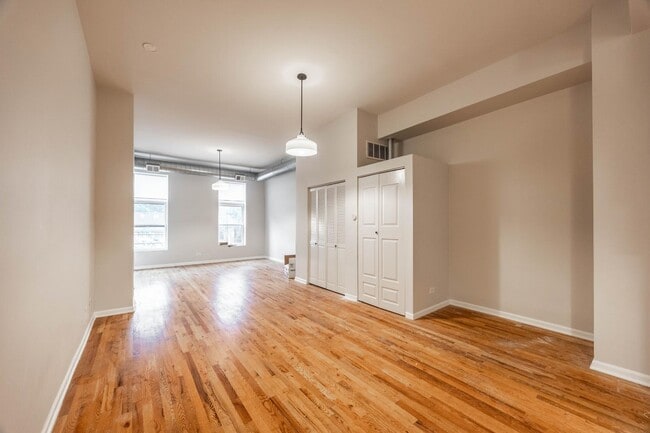 Building Photo - 1534 N Milwaukee Ave Unit 3F