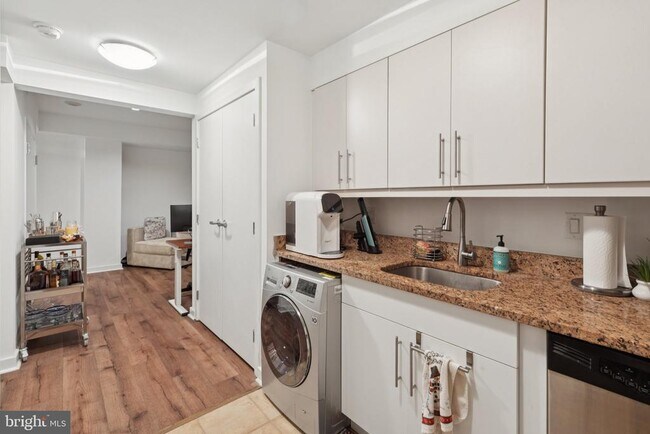 Photo - 219 S 18th St Unit 423