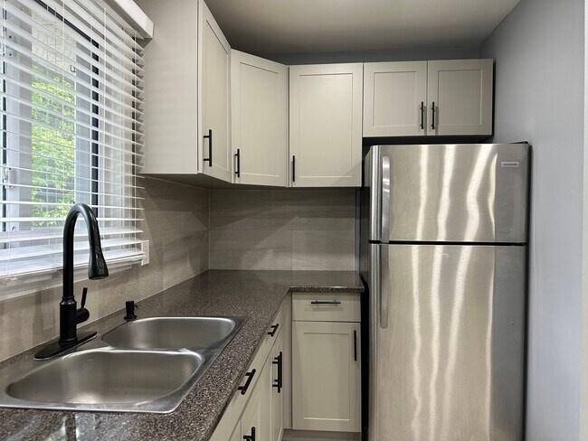 Photo - Main Floor-1612 Cherryhill Rd Peterborough Ontario K9K 1A8