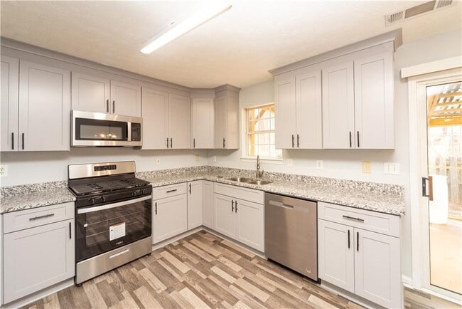 Photo - 811 Sugar Oak Ln