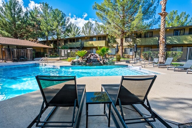 Sparkling Swimming Pool - Sienna Ridge Apartments