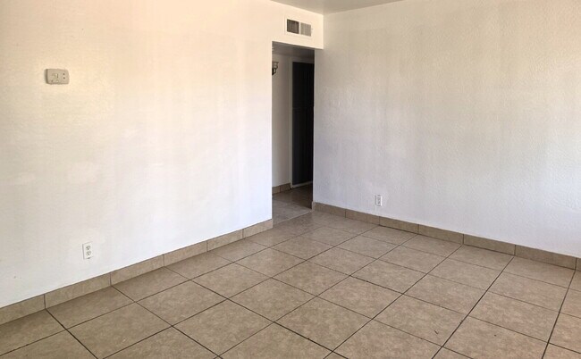 Photo - MOVE-IN READY 3 BEDROOM WITH $250 BONUS – ALL TILE & CENTRAL AIR Unidad 4