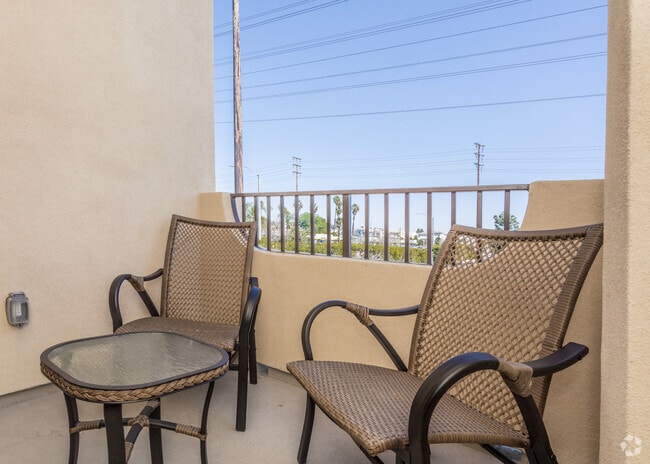 2BR, 2.5 - 1063 SF