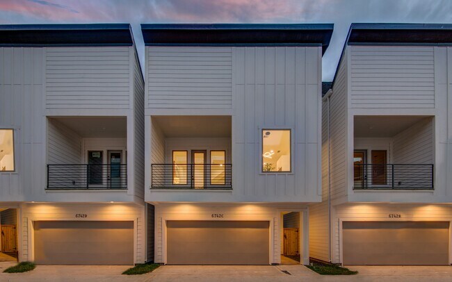 Photo - 6742 Peerless St