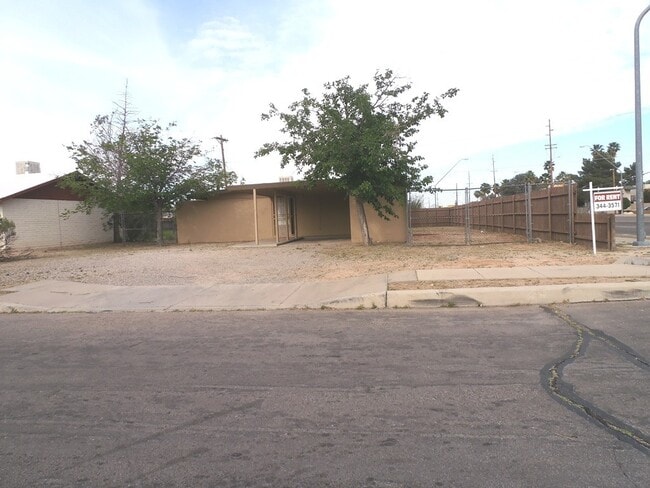 Building Photo - 29th St & Craycroft Rd area 2/2 with yard & A/C System